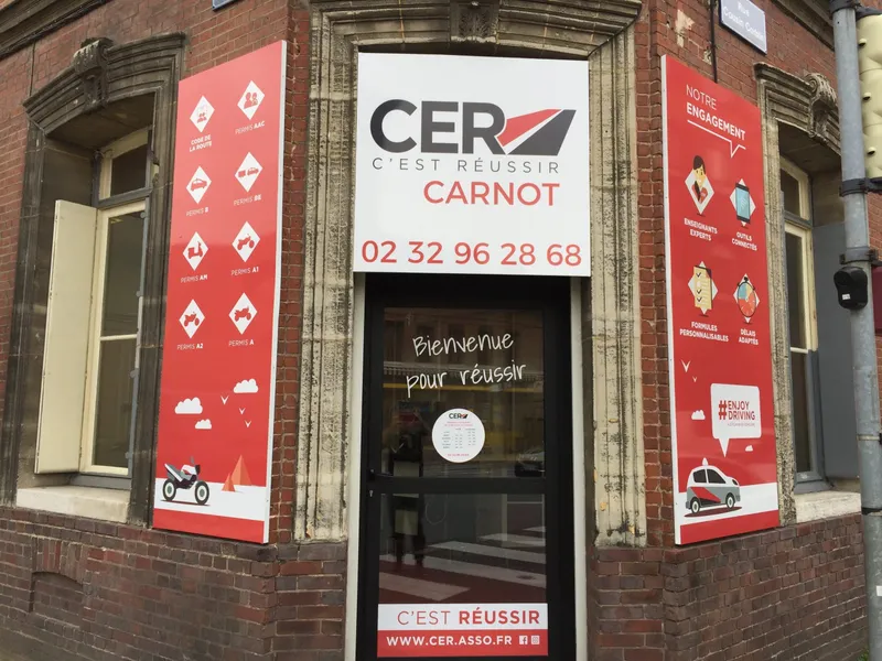 Devanture en brique de l'agence CER Elbeuf, enseigne « CER Carnot », à l'angle du cours Carnot