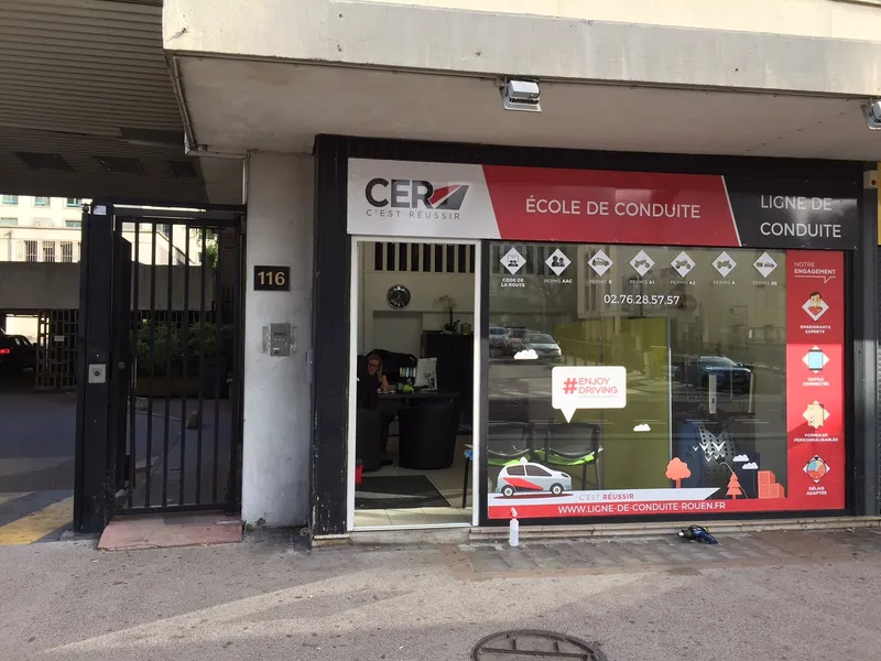 Devanture de l'agence CER Rouen Théâtre des arts, enseigne « École de conduite Ligne de conduite », au 116 rue du Général Leclerc
