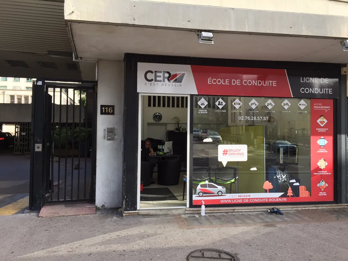 Devanture de l'agence CER Rouen Théâtre des arts, enseigne « École de conduite Ligne de conduite », au 116 rue du Général Leclerc
