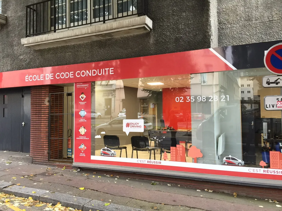 Devanture vitrée de l'agence CER Rouen Gare, enseigne « École de code conduite », boulevard de la Marne