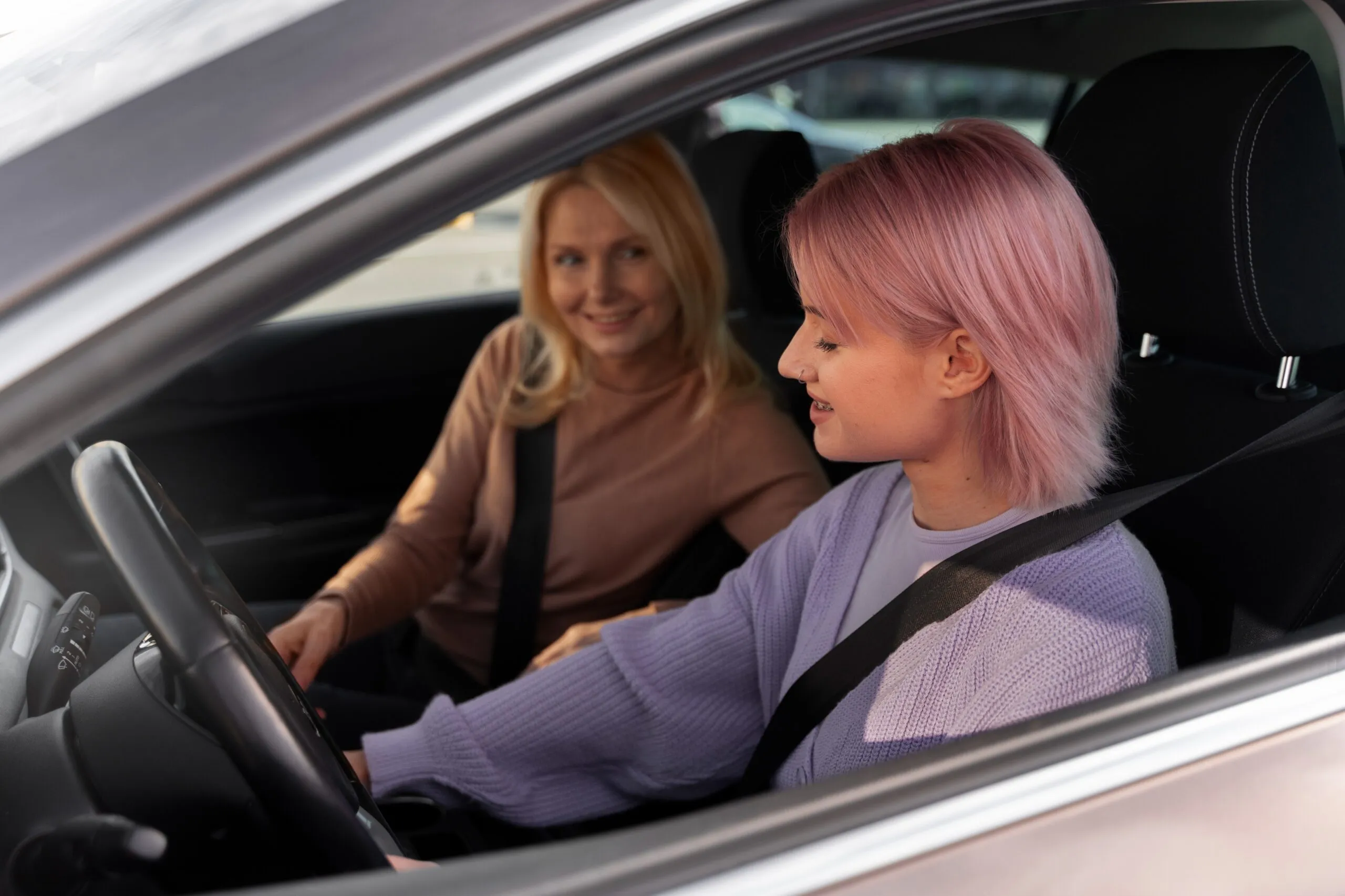 Une jeune conductrice accompagnée de sa mère