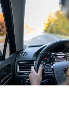 Les mains d’une conductrice sur le volant