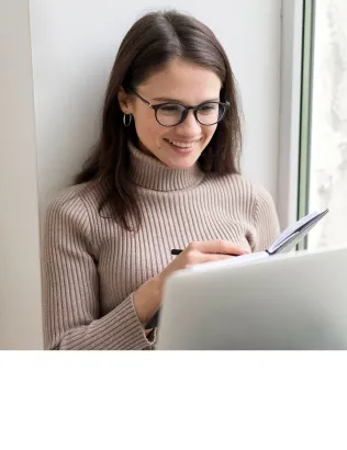 Une élève révise le code de la route, carnet en main
